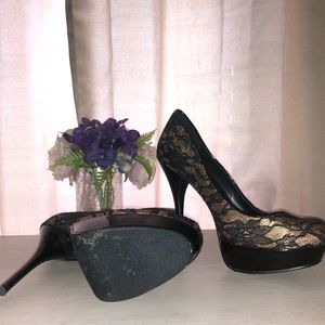 Lacey black pump